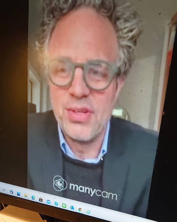 マーク・ラファロをかたる偽者とのビデオチャットで対面。AI技術を使った合成動画だった