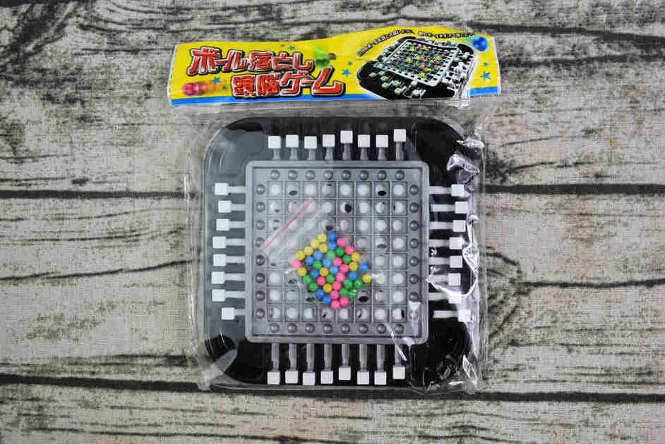 セリアのおすすめおもちゃ「ボール落とし頭脳ゲーム」の実物画像
