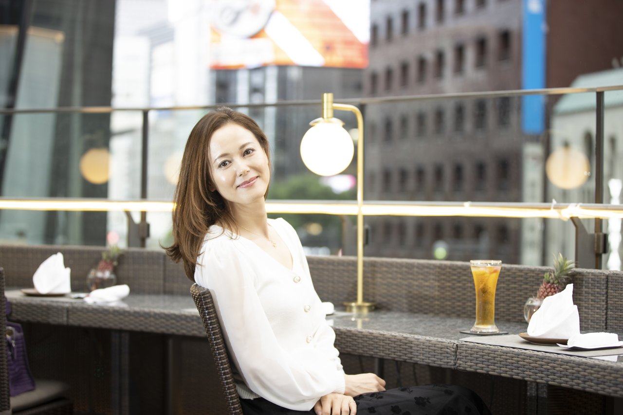 銀座でインタビューを受ける小田茜さん