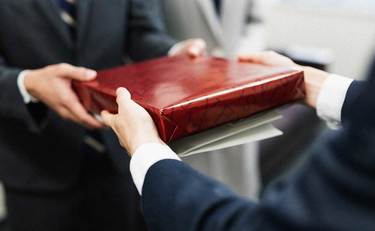 社内での異動に菓子折りは今の時代、大袈裟でしょうか？