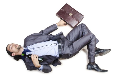 酔っ払ってしまう男性の画像