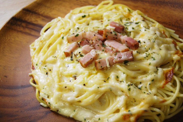 ローソンの人気パスタ「4種チーズ使用 とろ～り焼チーズパスタ」のアップ画像