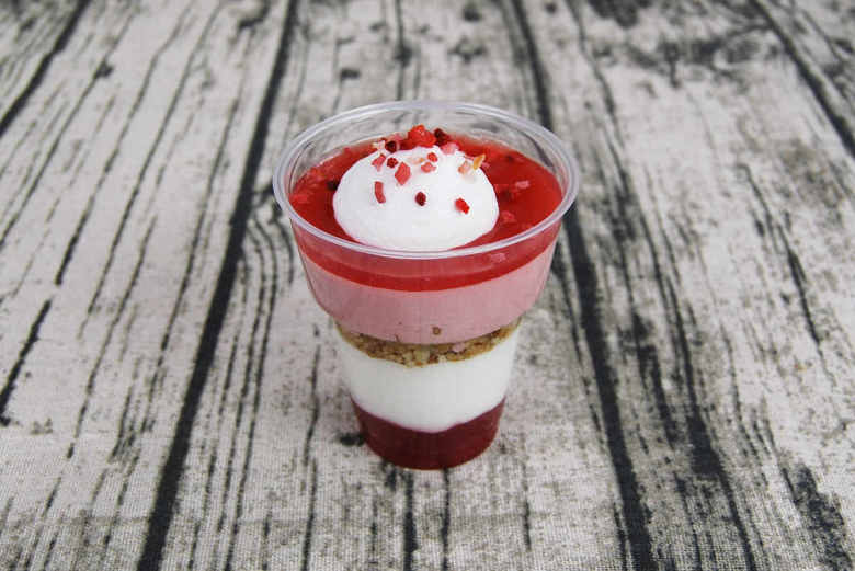 人気ファミマスイーツ 「いちごのゆるパフェ」の実物画像02