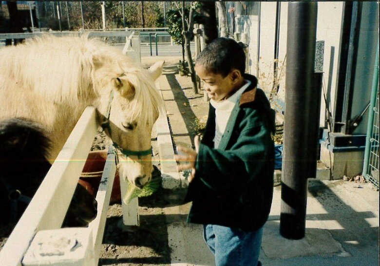 8歳のころ。ポニーと戯れる副島さん