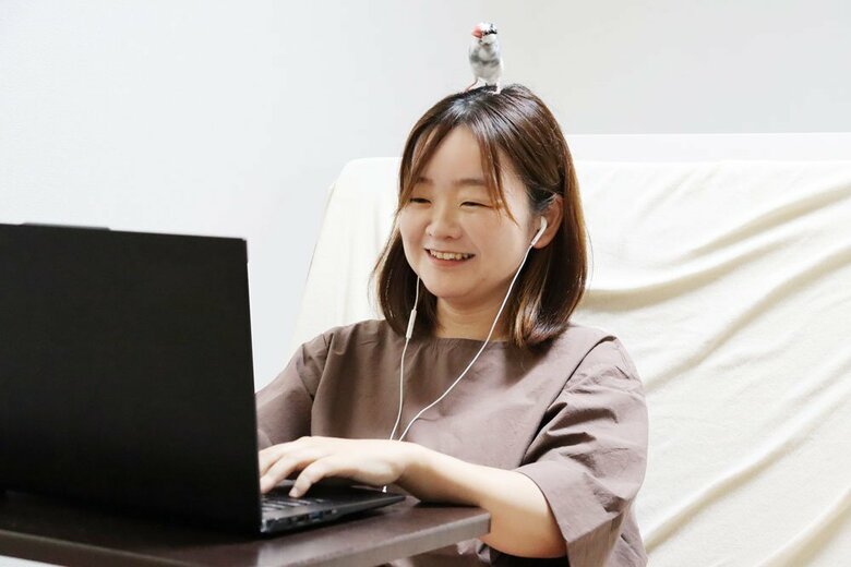 介護ベッドで横になりながら在宅で仕事をする