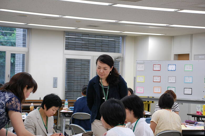 暴力も罰もいらない子育てプログラム「ポジティブ・ディシプリン」の講習風景。地域の親たちを前にファシリテーターを務める落合さん。