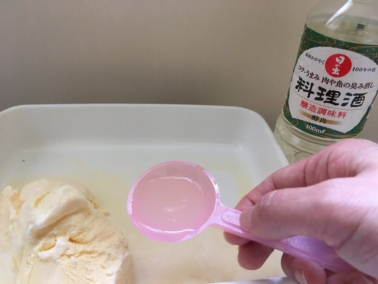 ▲料理酒でゆるめると、パンへの吸収もよくなります