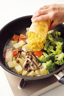 しめじを加えて1分煮て、ブロッコリーとコーン缶を加え、混ぜながらブロッコリーに火が通るまで1～2分煮る。