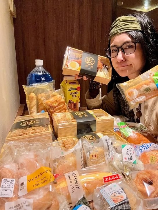 ホテルの共有スペースでこっそり、ぼっち飯を楽しむ