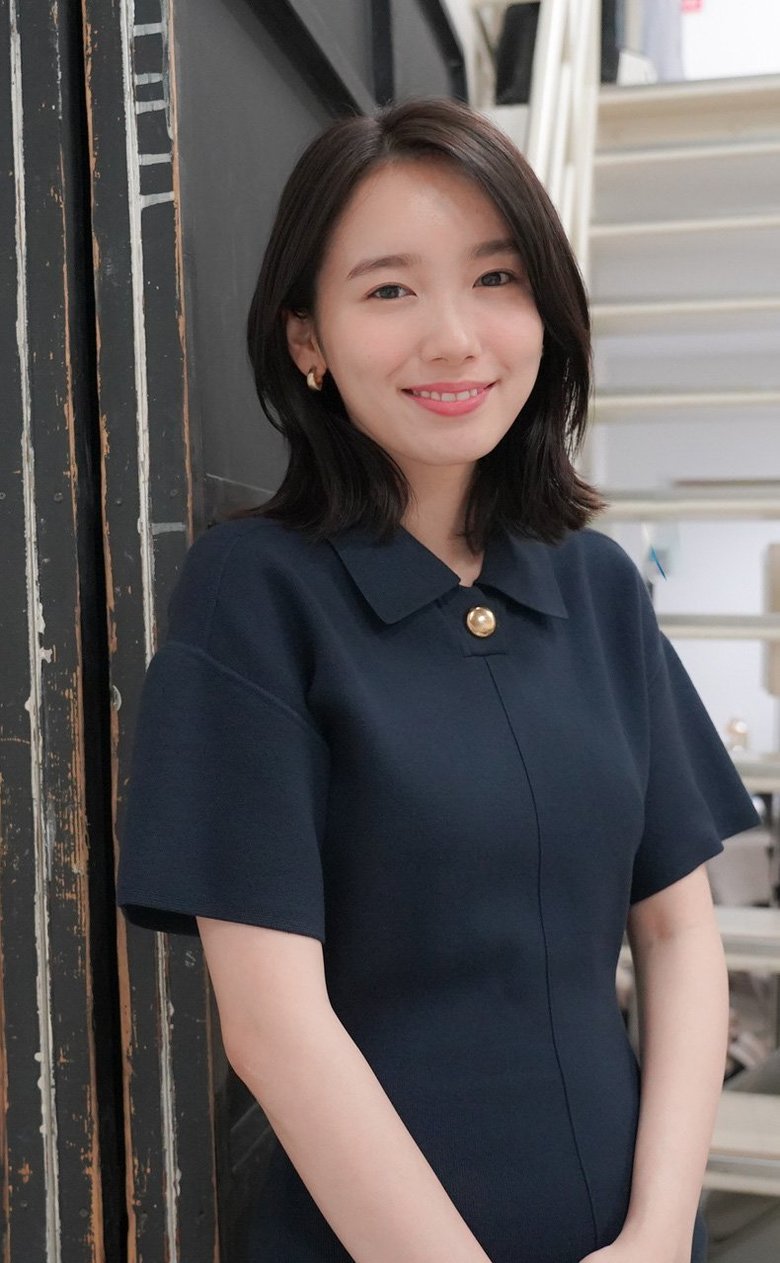 すらりとした腕を下ろして微笑む飯豊さん