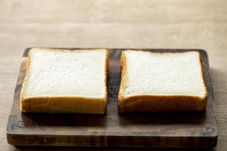 嵜本の食パンは、高さ3mmほど！　水分量が高く通常の2斤のパンの1.4倍ほどの重量があるそう