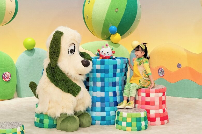 ワンワンと現在の女の子・おうちゃんとキャラクター・ぽぅぽ (C)NHK・NED