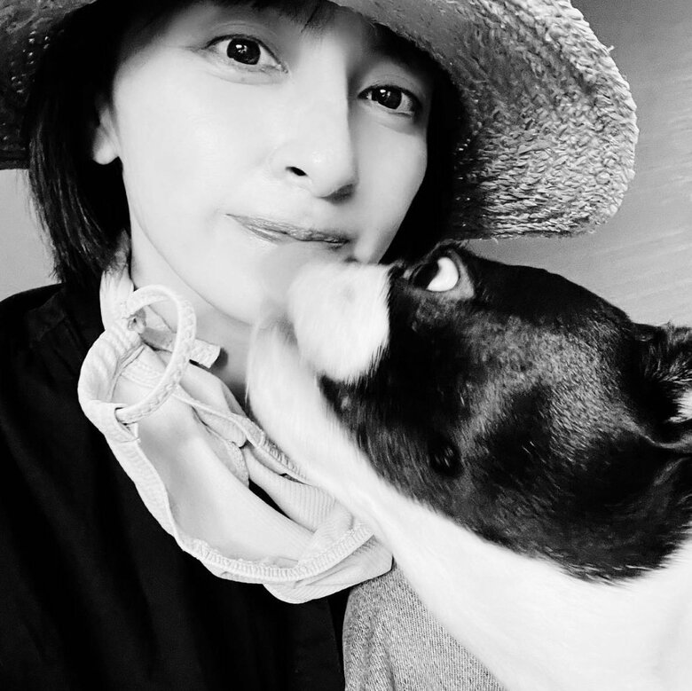 愛犬のボストンテリアとお散中のラブラブショット