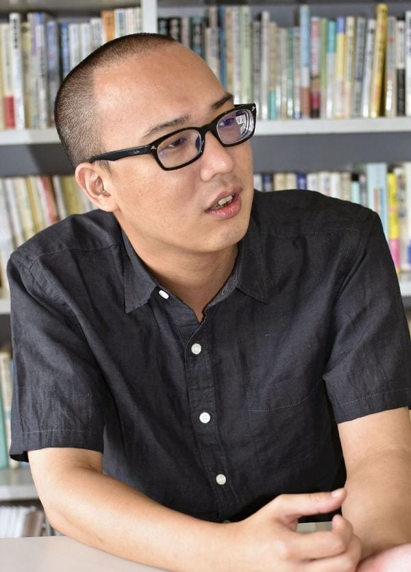 『不登校新聞』編集長。1982年東京都生まれ。中学校受験を機に学校生活が徐々にあわなくなり、中学二年生から不登校。同年、フリースクール「東京シューレ」へ入会。19歳から『不登校新聞』のスタッフとなり、2006年、編集長に就任。これまで不登校の子どもや若者、親など300名以上に取材を行うなど、不登校をテーマに取材を重ねる。不登校新聞としての編書に『学校に行きたくない君へ』があり、今年7月14日には続編となる『続 学校に行きたくない君へ』が発売予定。