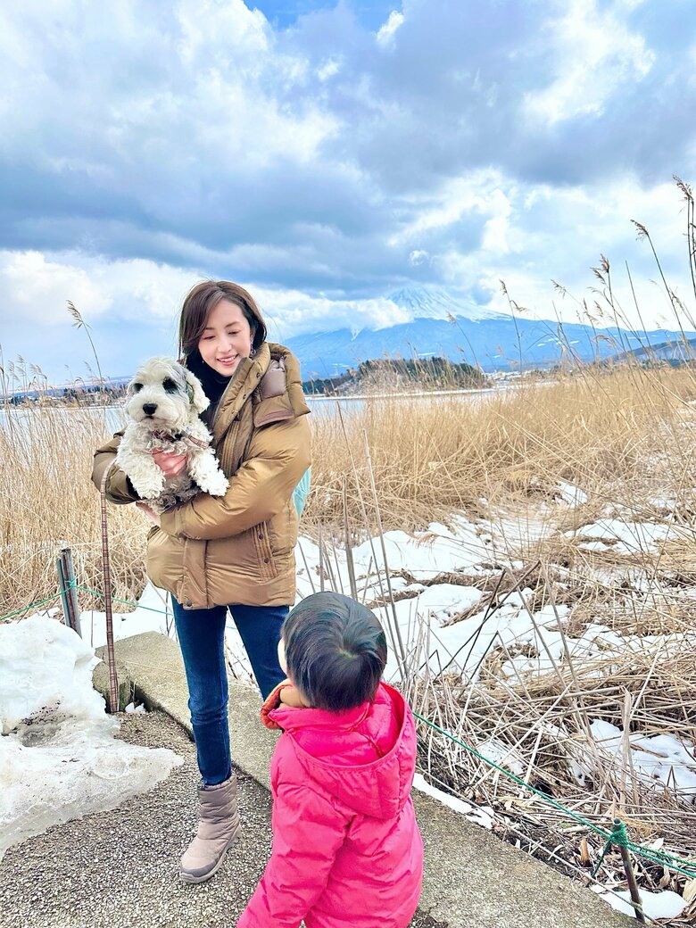一緒にお散歩を楽しむ有村実樹さんとお子さん、愛犬のイリス