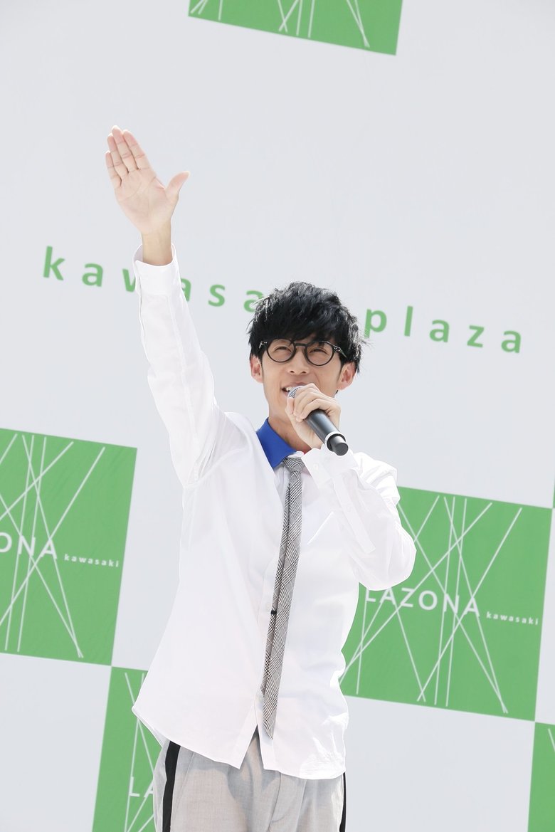 ファンの掛け声に笑顔で手を振るオーイシおにいさん