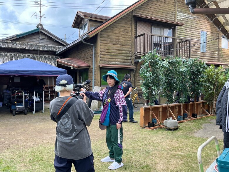 自伝的作品が映画化。撮影に同行する東村アキコさん