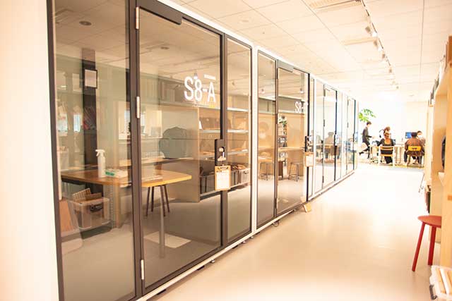 クリエイティブフロア（8階）：オンラインミーティング用の個室は、社員の要望から増設された。