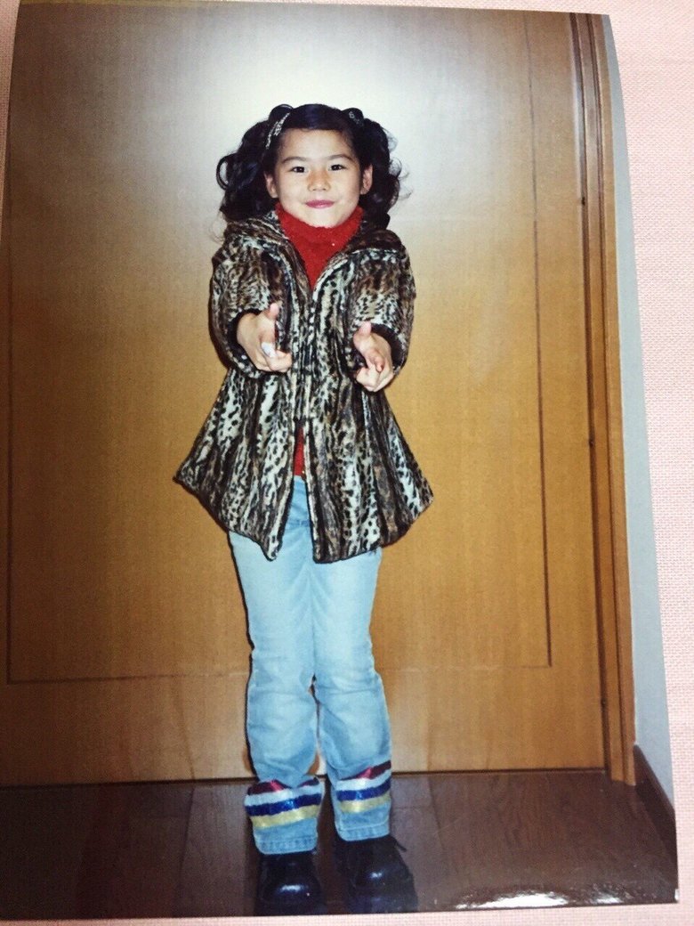 5歳の頃のpecoさん。ヒョウ柄とハッピーな柄のジーンズを合わせるほどのおしゃれ上級者！