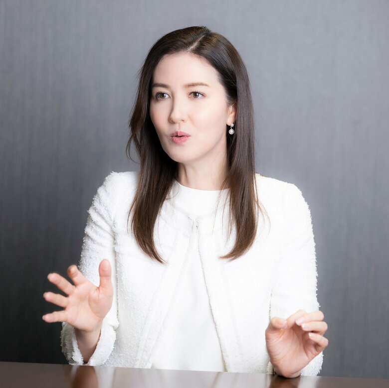 撮影中、立ち姿も座り姿も美しかった山本さん