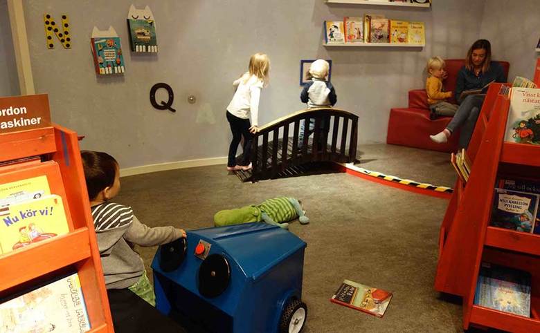 スウェーデンの図書館。北欧は図書館のキッズスペースがとても充実している。