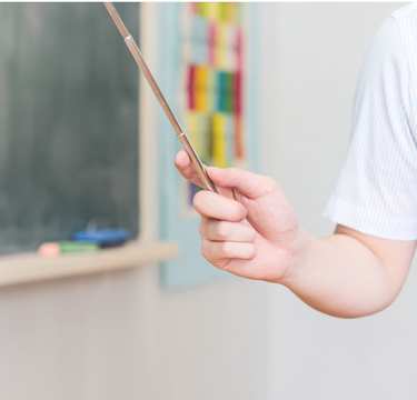 過去最低になった「公立小学校教員の競争率」を不安視する親の声