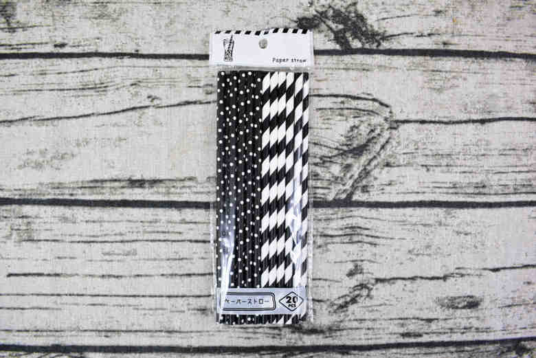 セリアのおすすめキッチン用品「ペーパーストロー ストライプ・ドット」の実物画像01