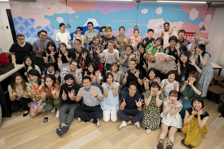 センター中央が近本さん。会社は急成長し、現在は多くのメンバーを率いるリーダーとして活躍している