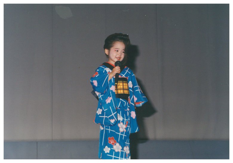 青い着物を着て、一生懸命歌っている子どもの頃の1枚