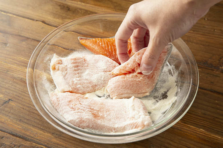 鮭は2等分にして塩・こしょうをふり、小麦粉を薄くまぶす。アボカドは皮と種を除いて3cm角に切る。かぶは葉の部分を2cmほど残して皮をむき、それぞれ8等分にする。