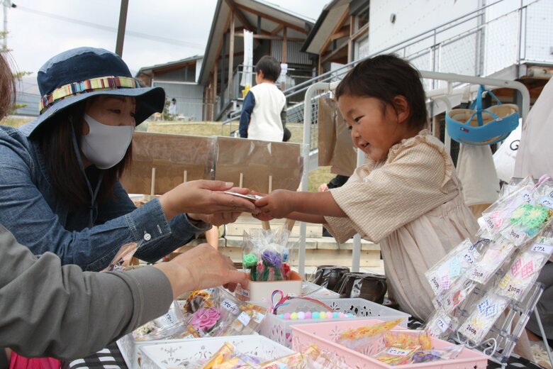 お母さんたちが開くバザー「ままマルシェ」では、子どもたちも販売に携わっている