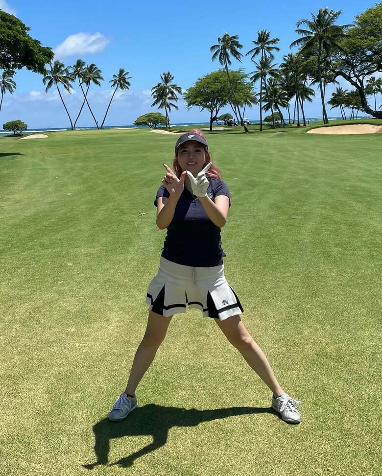 実はゴルフも上手！ミニスカ美脚がまぶしい