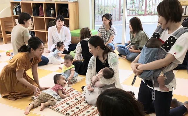2018年ごろ、子育てひろばスマイルでのんびりくつろぐ母と子たち