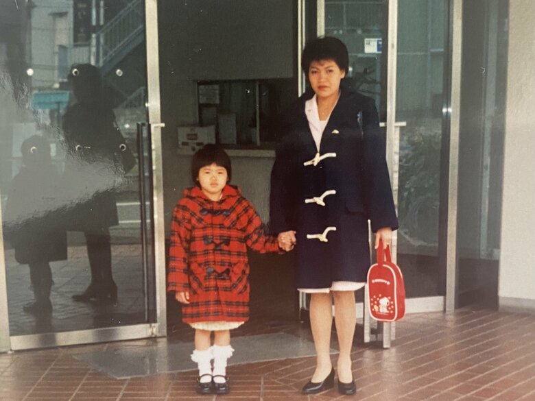 「フリフリ靴下にスカート」“女の子らしい”洋服を無理して着ていたという幼少期のハリウさん