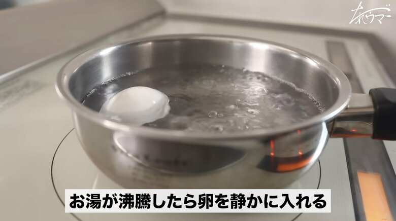 【作り方4】割れないようにスプーンを使ってそっと卵を入れ、6分半ゆでる