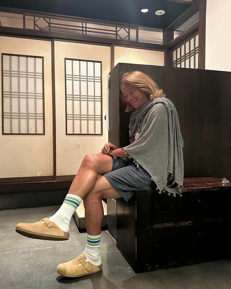 50代後半とは思えないオシャレなファッション＆頑強な肉体！