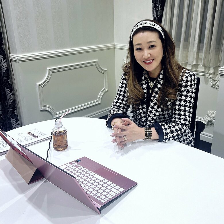 YouTubeのライブ配信を行うかおりさん