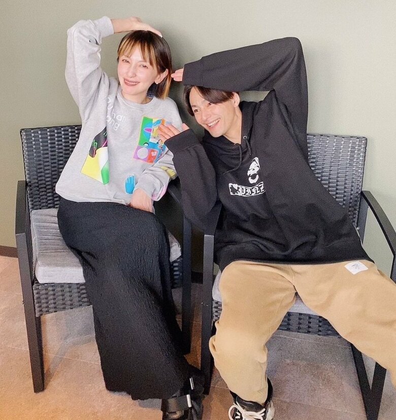 TikTokを始める際にポーズを決めるご夫婦ショット「可愛いが大渋滞！」