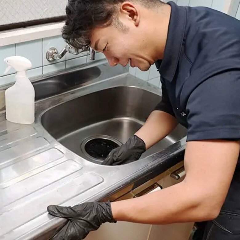 チームプレーで掃除をする石田さん