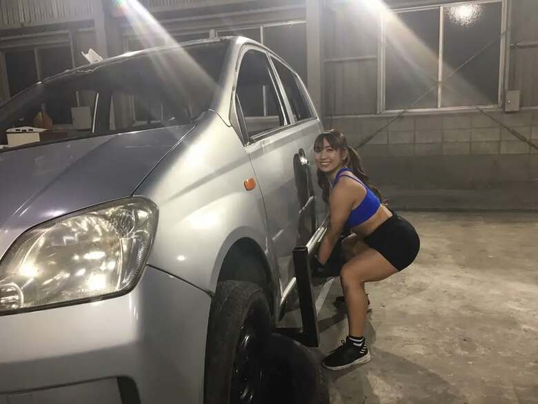 車を軽々持ち上げて