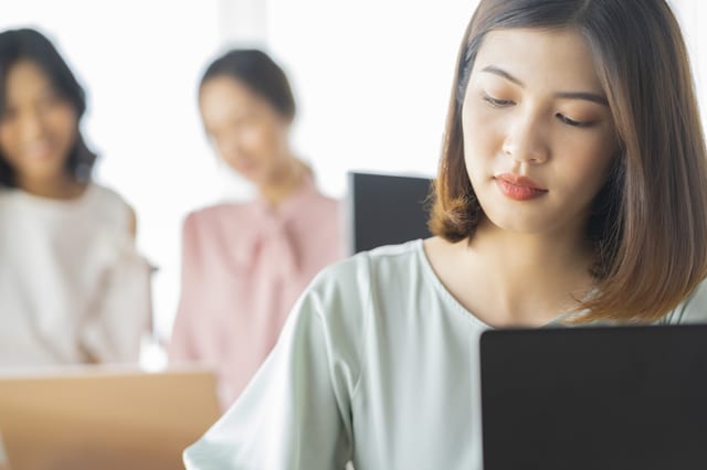 オフィスワークする女性のイメージ
