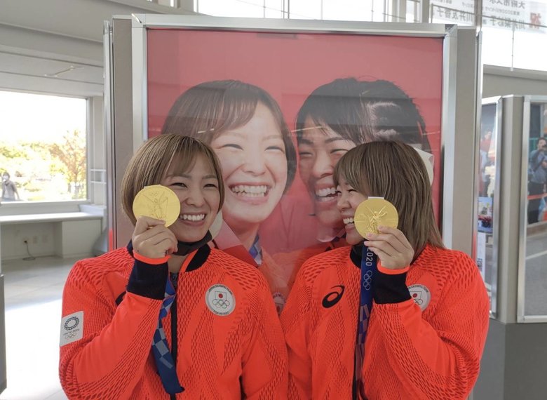 金メダルを持つ金城梨紗子選手と川井友香子選手