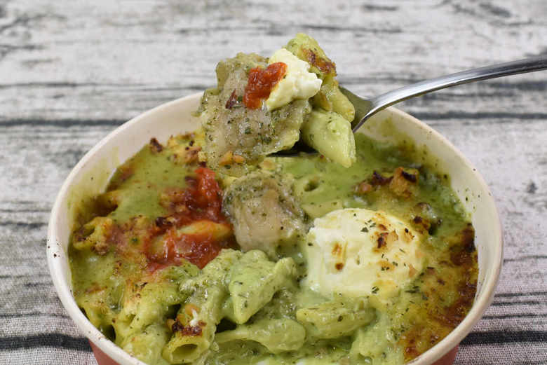 セブンイレブンのおすすめランチ「バジルクリーム仕立て チキングラタン」のアップ画像