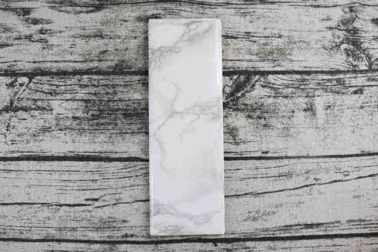 ダイソーのおすすめ商品「リメイクシート（大理石柄 ホワイト）」の使用中画像2