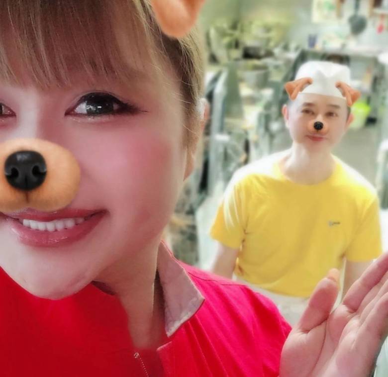 りんごちゃんの実家は町でも人気の中華料理屋。おちゃめなお父さん（右）と