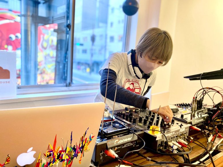 現在はアーティスト、DJなど多方面で活動して生計を立てている