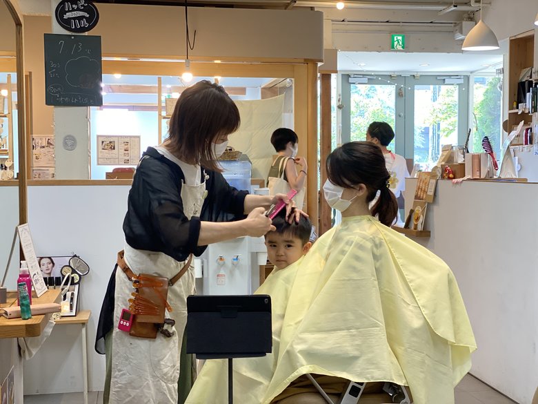 ヘアサロンでカットする人たち