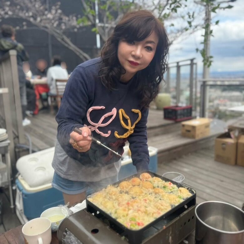 仲間とたこ焼きパーティーを楽しむモモコさん
