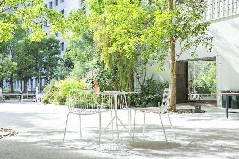 日替わりのキッチンカーの出店もあり、ランチを楽しむ人の姿も