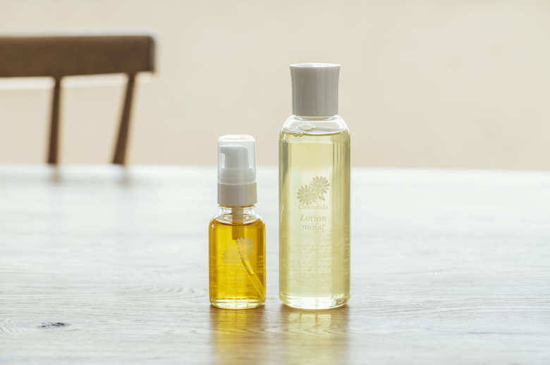 （右）カレンデュラ手づみローション 153ml 2970円、（左）カレンデュラ手づみオイル 32ml 2970円